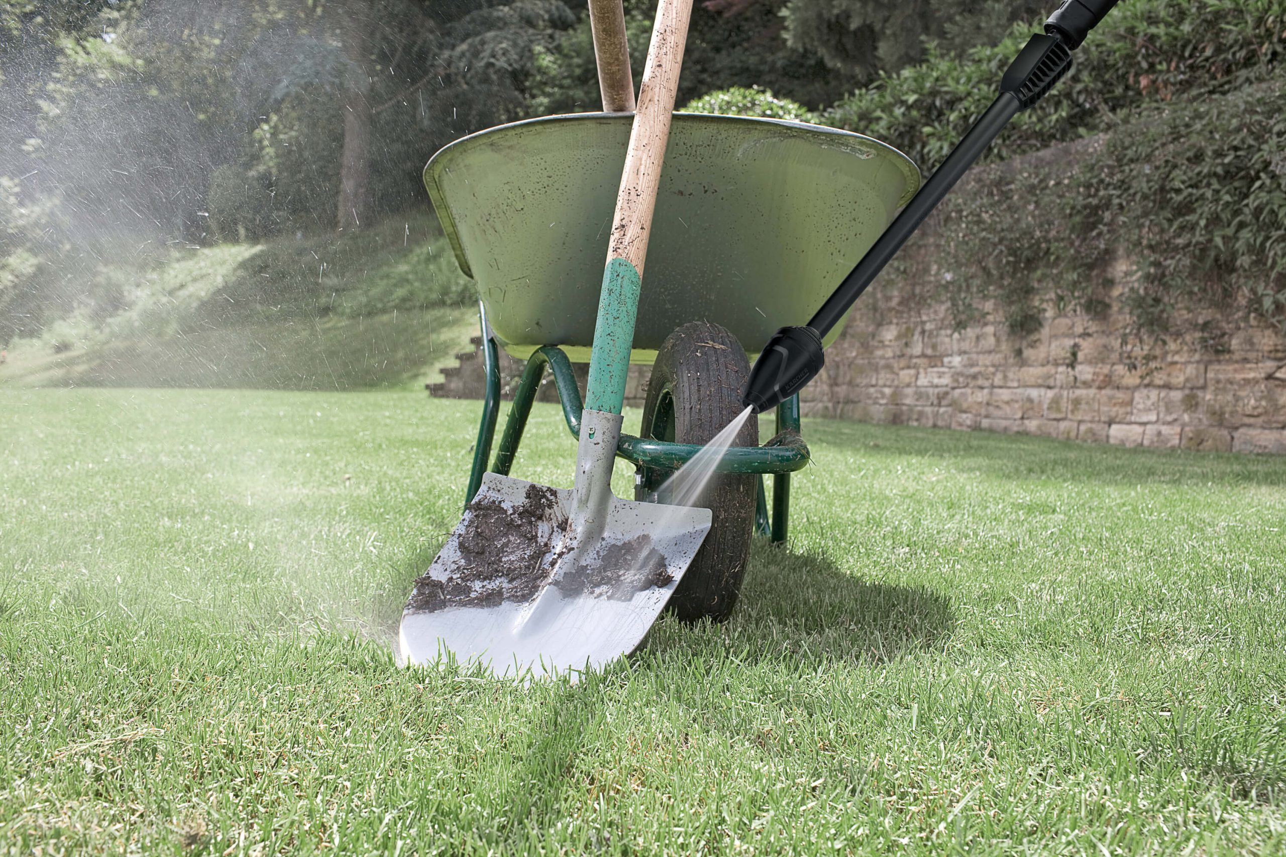 DB_145_DB_180_cleaning_spade_app_1_CI15_2000x3000px_3000x2000px Application Image