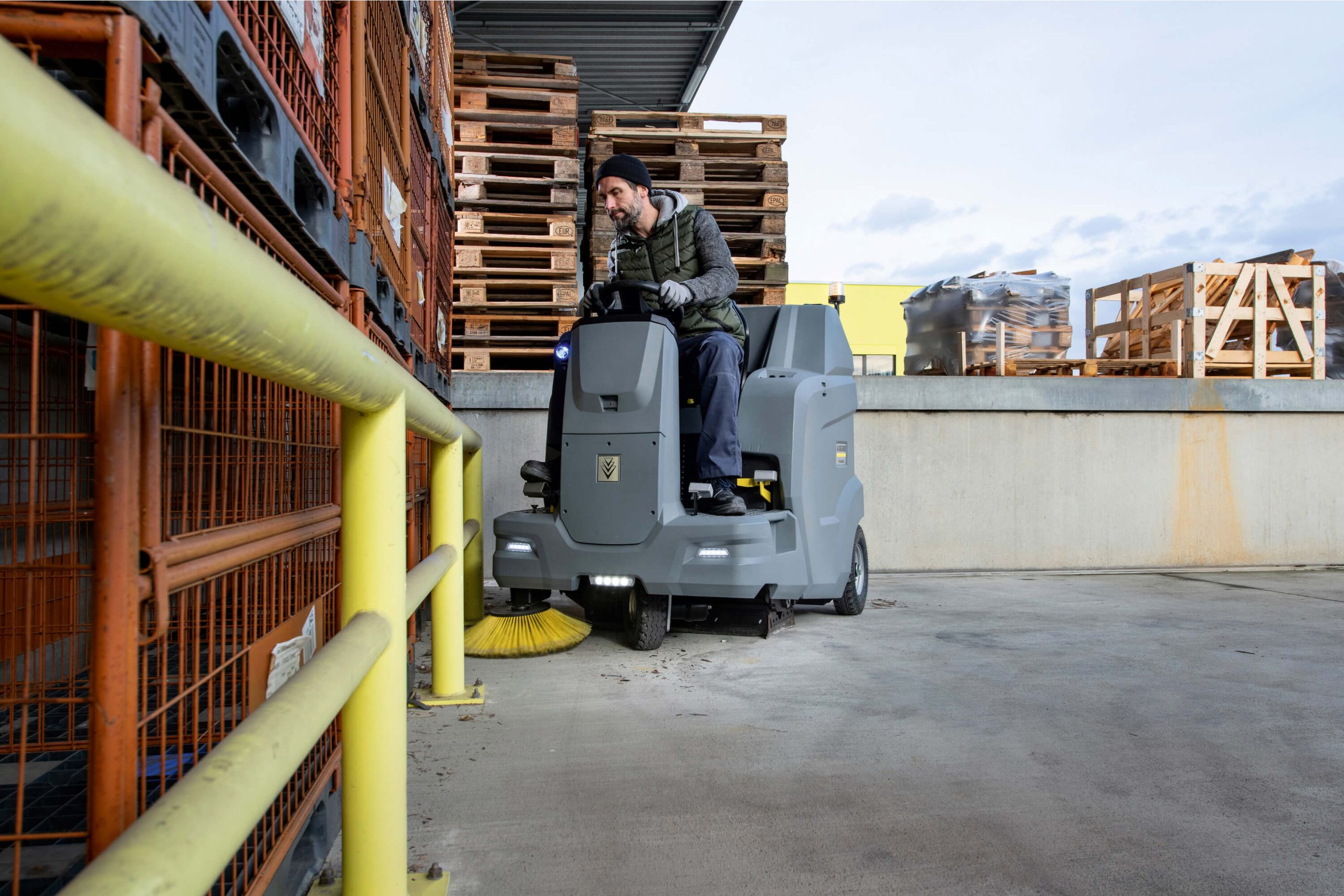 KM_100_120_R_G_logistics_sweeping_app_16_CI20_2000x3000px_3000x2000px Application Image